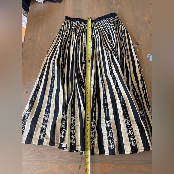 Black and Gold Pleated Skirt Size 4 - Picture 7 of 7